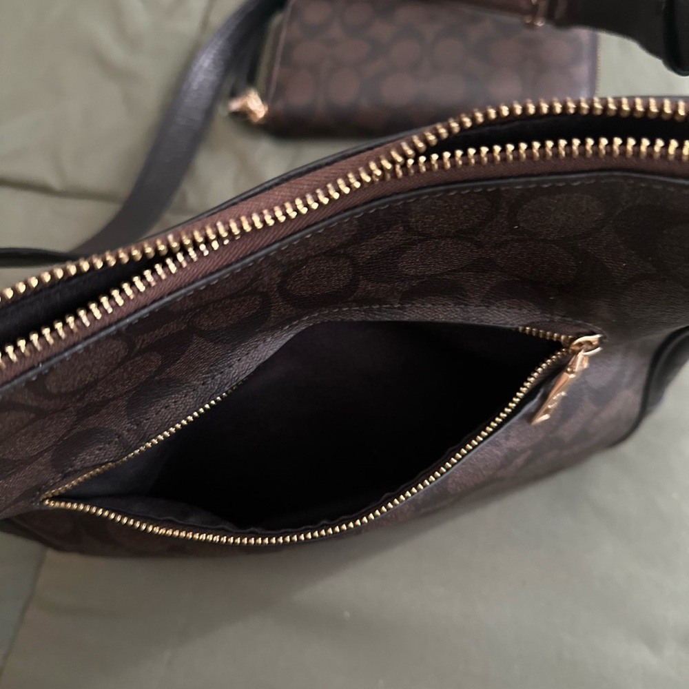 LIKE NEW COACH ELLIE FILE BAG IN SIGNATURE CANVAS with Wallet - Picture 7 of 7